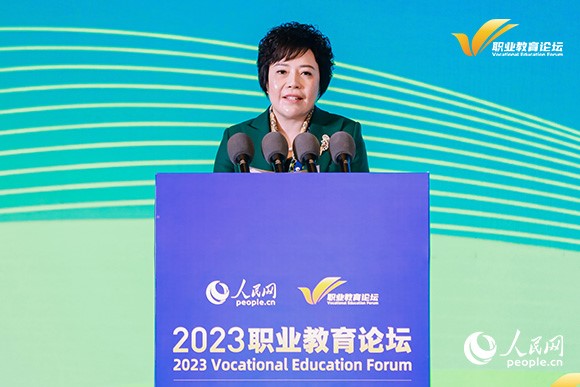 2022年全國教書育人楷模、四川護理職業(yè)學院院長張先庚出席論壇並發(fā)言。