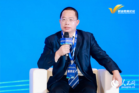 重慶電子工程職業(yè)學(xué)院黨委副書記龔小勇出席圓桌論壇並發(fā)言。