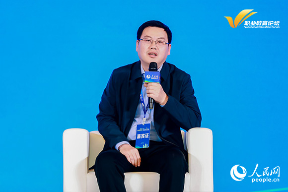 通遼職業(yè)學(xué)院黨委副書記、院長劉東華出席分論壇並發(fā)言。
