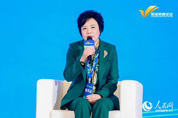 四川護理職業(yè)學(xué)院黨委副書記、院長張先庚出席圓桌論壇並發(fā)言。