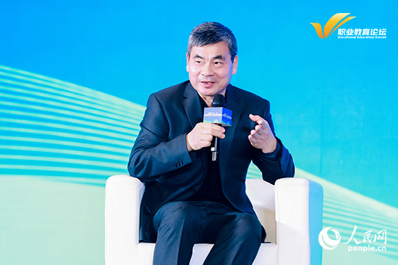 教育部職業(yè)院校文化素質(zhì)教育指導(dǎo)委員會(huì)副主任委員、無錫職業(yè)學(xué)院原黨委書記朱愛勝出席論壇並發(fā)言。