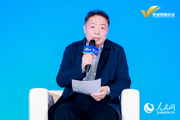 河北交通職業(yè)技術(shù)學(xué)院黨委書記楊立華出席圓桌論壇並發(fā)言。