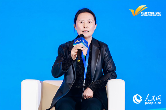 山東傳媒職業(yè)學(xué)院黨委書記孫茜蕓出席圓桌論壇並發(fā)言。