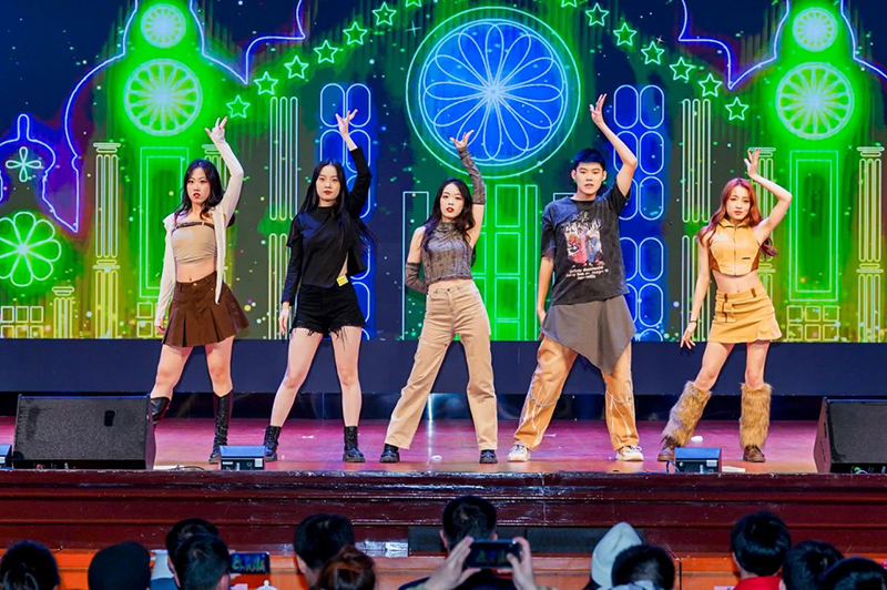 中國(guó)科學(xué)院大學(xué)元旦晚會(huì)舞蹈表演現(xiàn)場(chǎng)。學(xué)校供圖