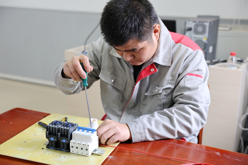 �����e���׌á�����������λ���ܱ�ِ��У�����D