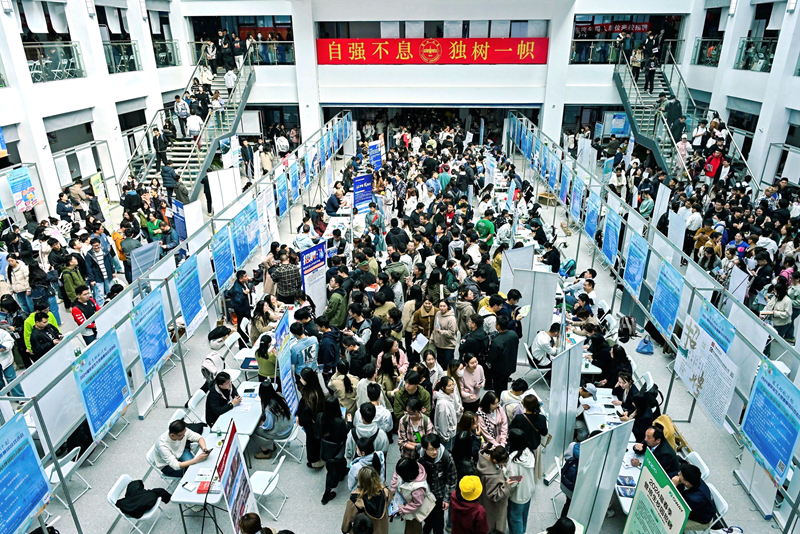 蘭州大學(xué)舉行2024屆畢業(yè)生大型春季綜合雙選會(huì)。校方供圖