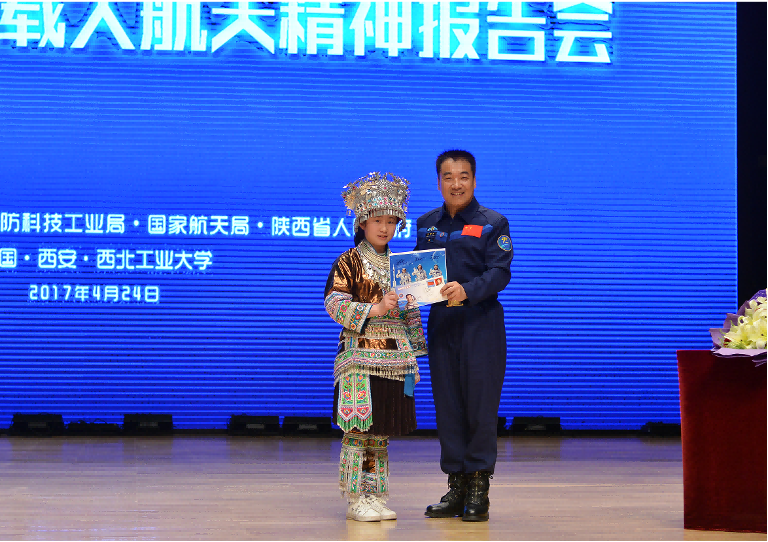 韋知月（化名）在西北工業(yè)大學與英雄航天員張曉光合影。受訪者供圖