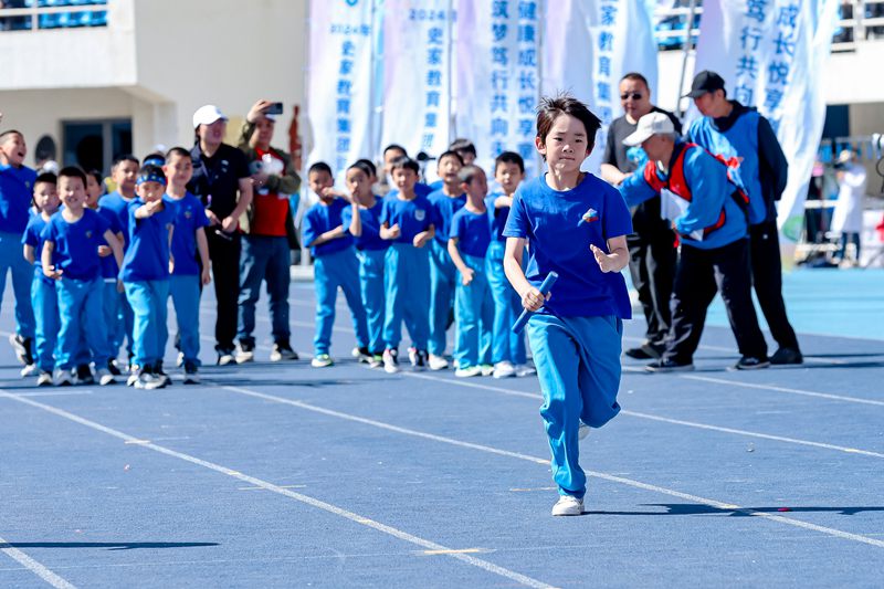 京雄史家小學(xué)學(xué)生首次線下拉手。校方供圖