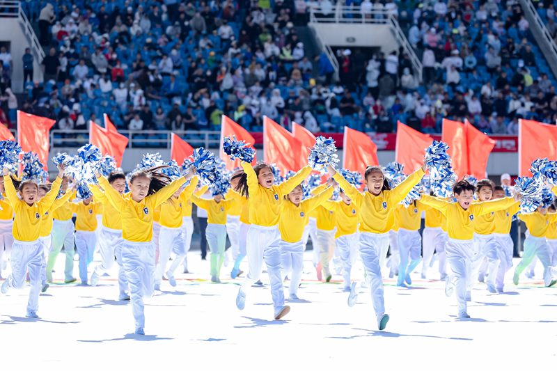 京雄史家小學學生首次線下拉手。校方供圖