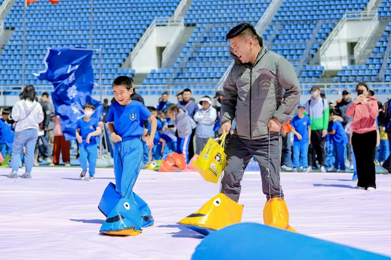 京雄史家小學學生首次線下拉手。校方供圖