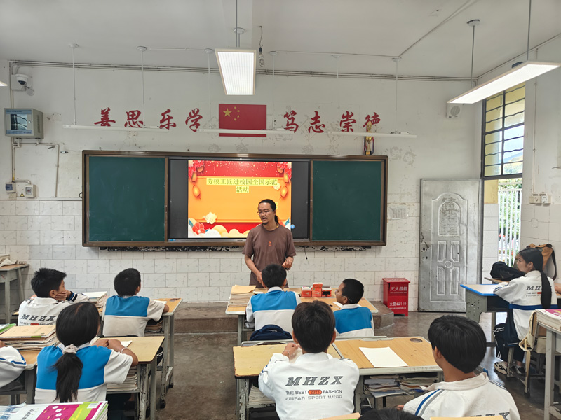 國家級非遺項目“斑銅制作技藝”省級代表性傳承人李碧向現(xiàn)場師生代表進行宣講