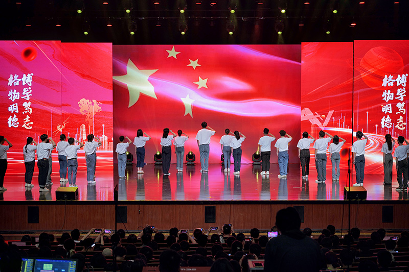 宣講團(tuán)成員集體宣誓。學(xué)校供圖