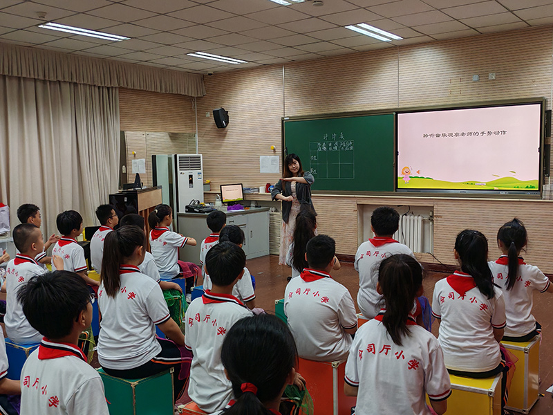 ��ӬF(xi��n)���� У�����D