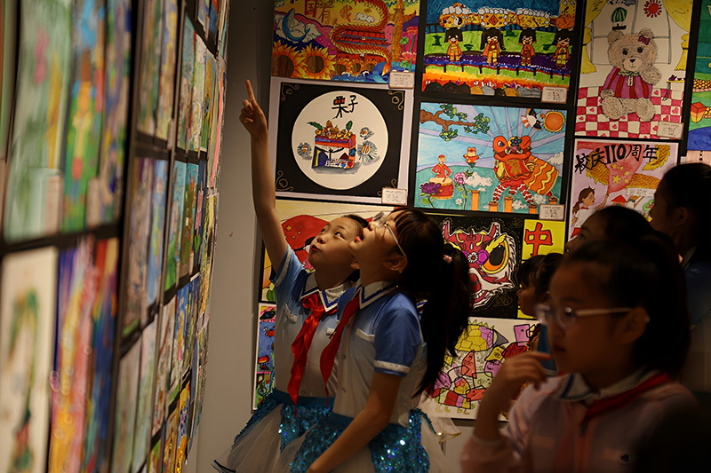 ��ӬF(xi��n)����У�����D