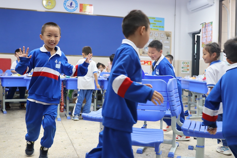 ����ʡ�Lɳ���������ǌW(xu��)У�_չ���`��ˇ�g(sh��)�L(f��ng)�� ���l(f��)��(qi��ng)���������c��һ���}���(d��ng)��У�����D