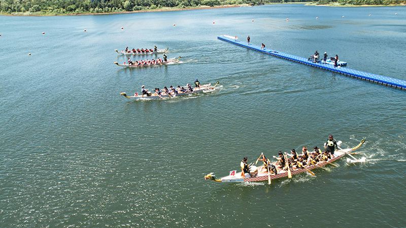 中國科學(xué)院大學(xué)首屆“龍騰雁棲”龍舟大賽現(xiàn)場。學(xué)校供圖