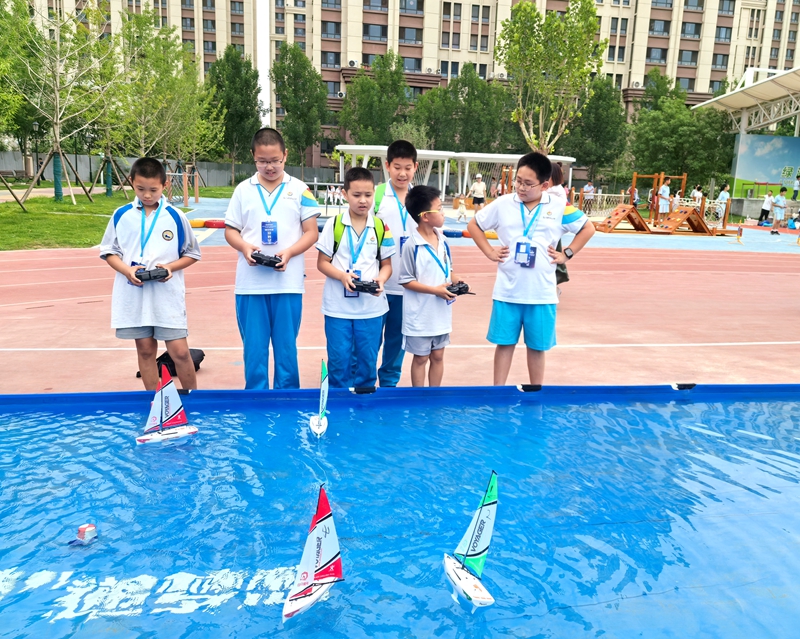 活動現(xiàn)場，同學們正在做賽前準備。閆一鳴攝