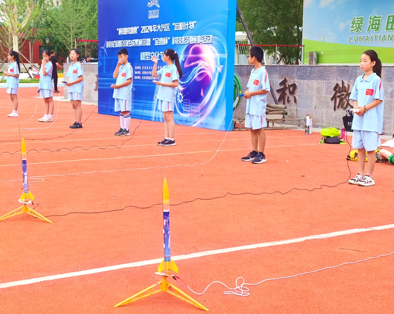 活動現(xiàn)場，同學們正在做賽前準備。閆一鳴攝