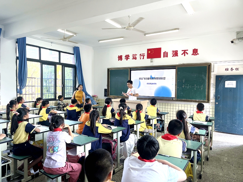 ���Ų�ֱ�ٸ�У�W(xu��)�ӹ���֮��С�W(xu��)�_(k��i)չ���Ռ�(sh��)�`��У�����D