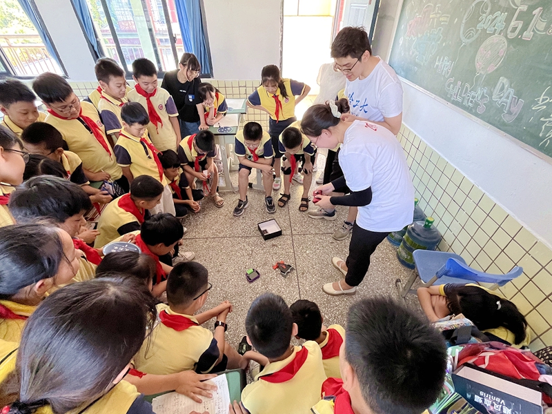 ���Ų�ֱ�ٸ�У�W(xu��)�ӹ���֮��С�W(xu��)�_չ���Ռ��`��У�����D