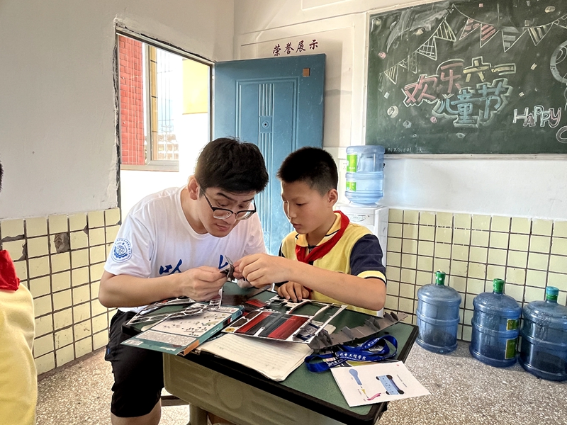 工信部直屬高校學(xué)子共赴之江小學(xué)開(kāi)展科普實(shí)踐。校方供圖