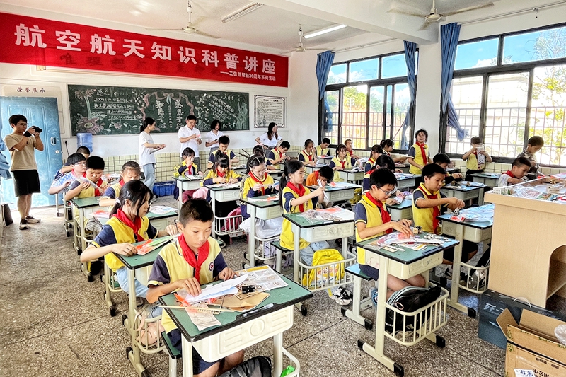 ���Ų�ֱ�ٸ�У�W�ӹ���֮��С�W�_չ���Ռ��`��У�����D