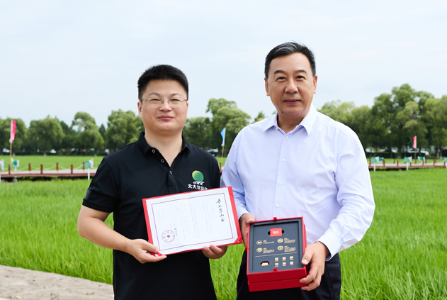 中國人民大學(xué)黨委書記張東剛送出2024年首封博士研究生錄取通知書。學(xué)校供圖