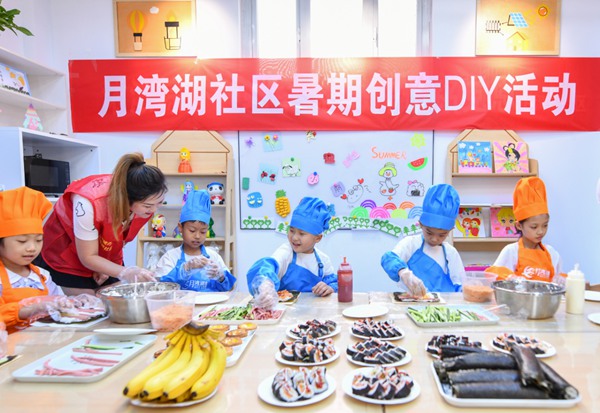 漯河市月灣湖社區(qū)青少年活動室裡，志願者教孩子們做手工。 齊國霞攝