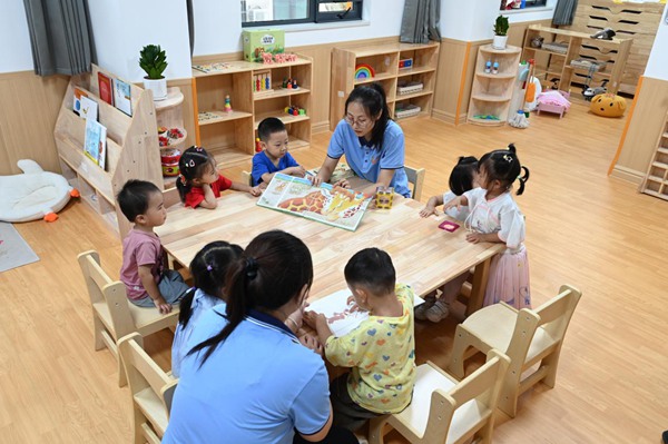 鄭州市金水區(qū)杜嶺街道工會專門開設了低幼兒童托管班。人民網(wǎng)記者王玉興攝