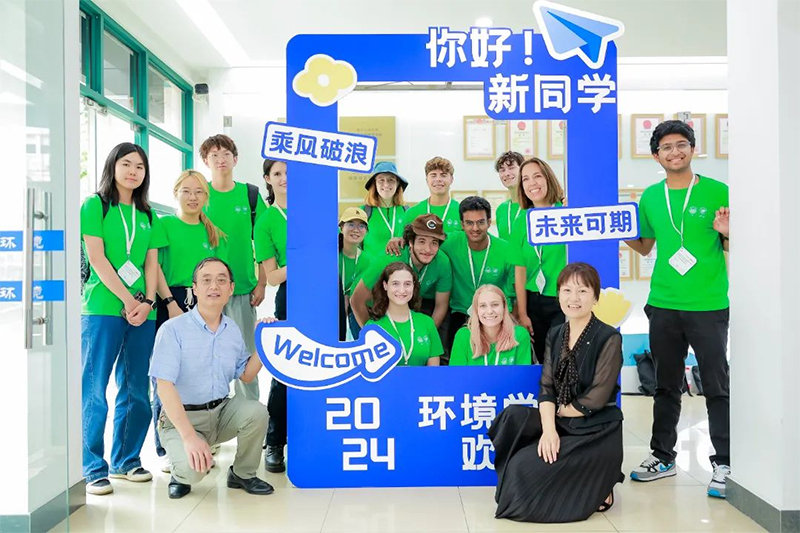 8��18����4600����2024�������������M(j��n)ͬ��(j��)��W(xu��)���_�����µĴ�W(xu��)֮����У�����D