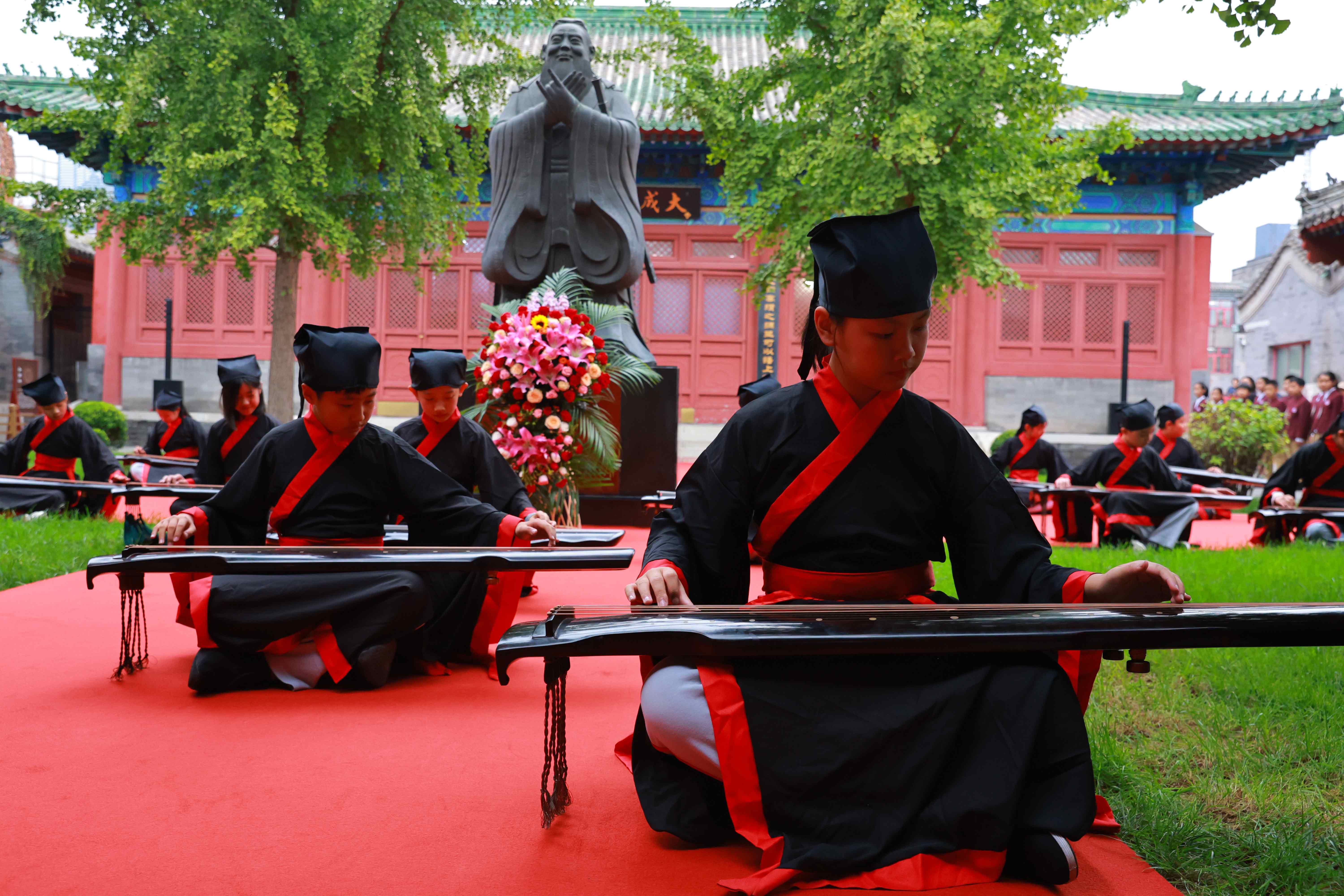 古琴表演《至圣先師孔子歌》。校方供圖