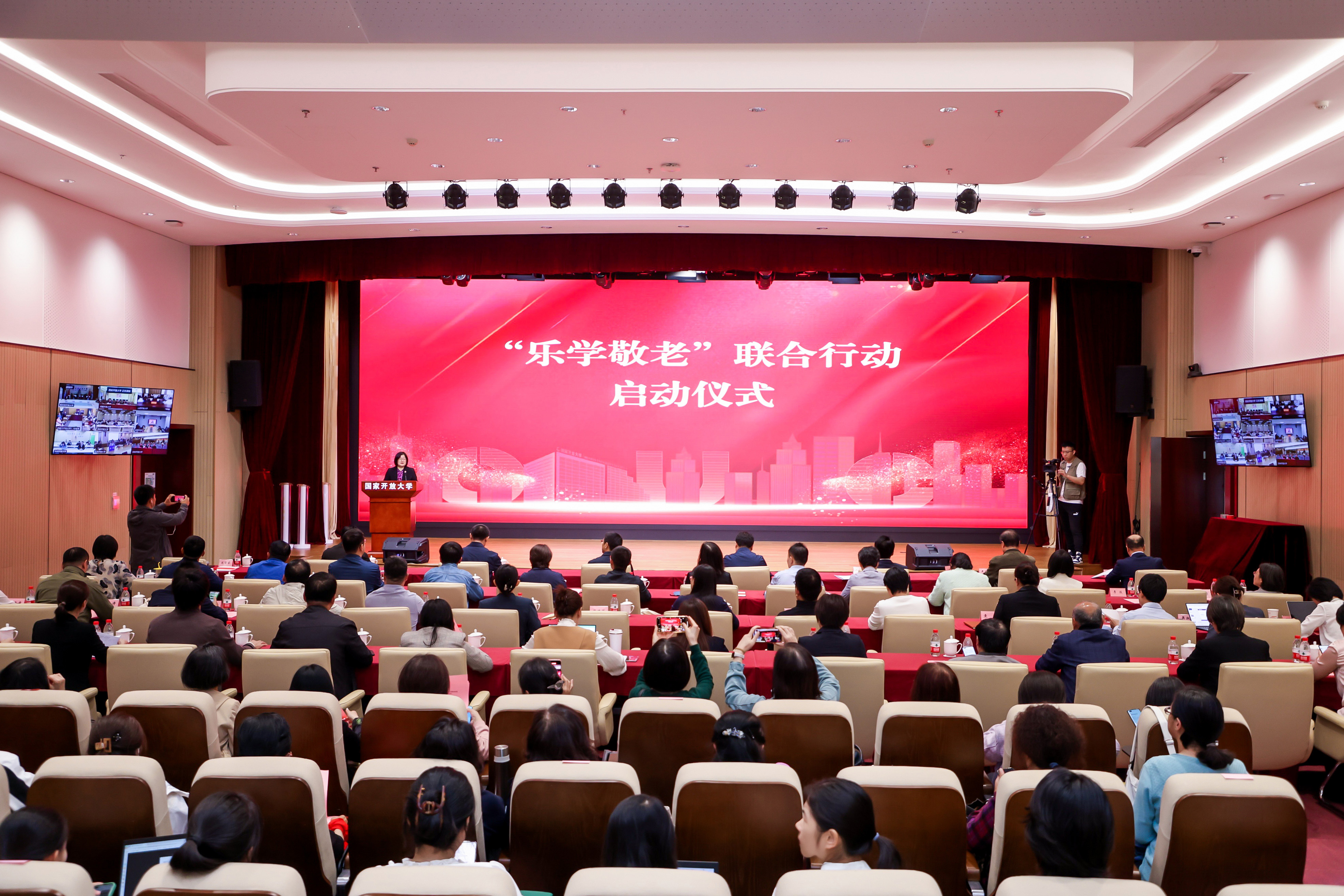 “樂學敬老”聯(lián)合行動啟動儀式現(xiàn)場。學校供圖