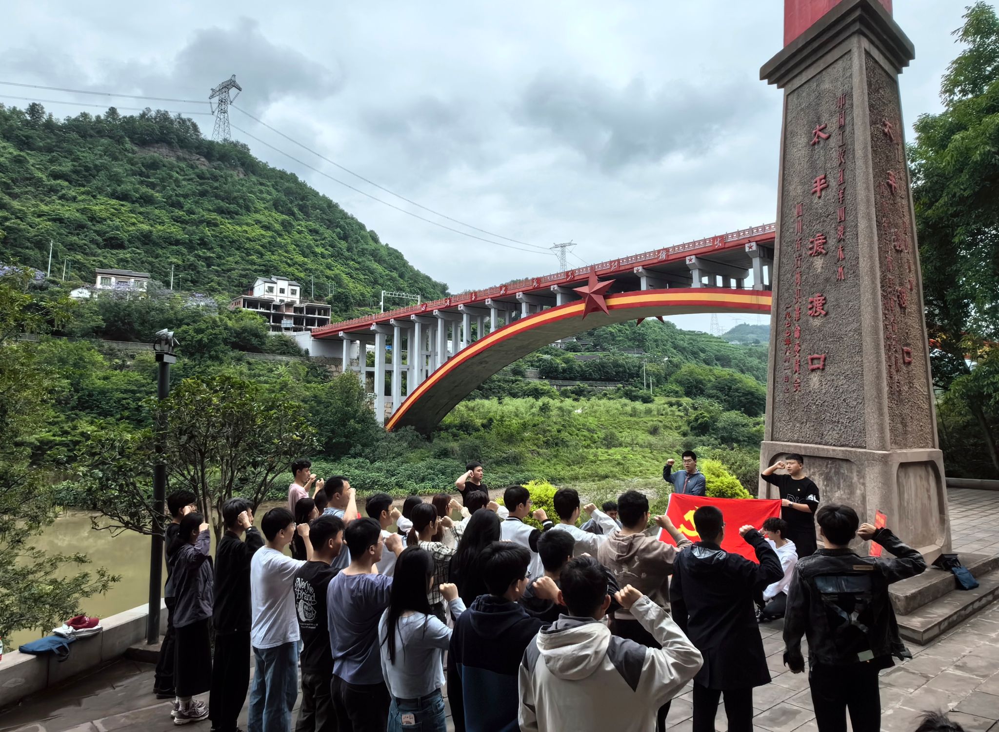 師生重溫入黨誓詞。校方供圖