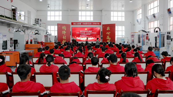 “勞模工匠進校園”行動全國示范活動在齊齊哈爾市舉行。黑龍江省總工會供圖