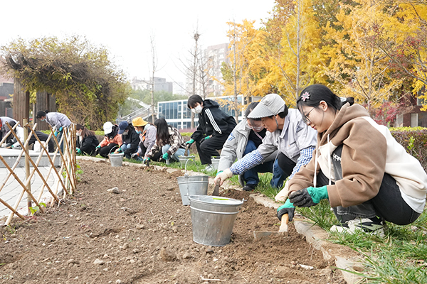 學(xué)生體驗(yàn)花卉種植。