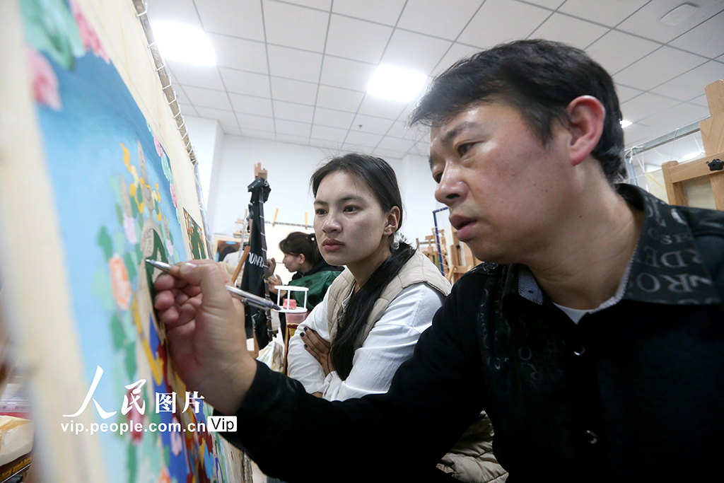 青海西寧:非遺唐卡“畫”進(jìn)高校課堂【3】