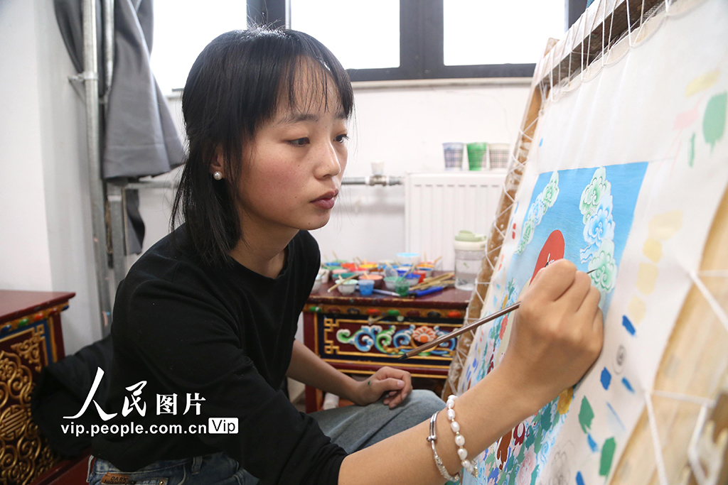 青海西寧:非遺唐卡“畫”進高校課堂【2】