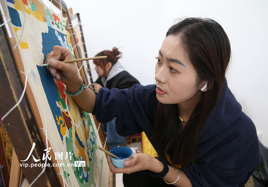 青海西寧:非遺唐卡“畫”進(jìn)高校課堂【4】