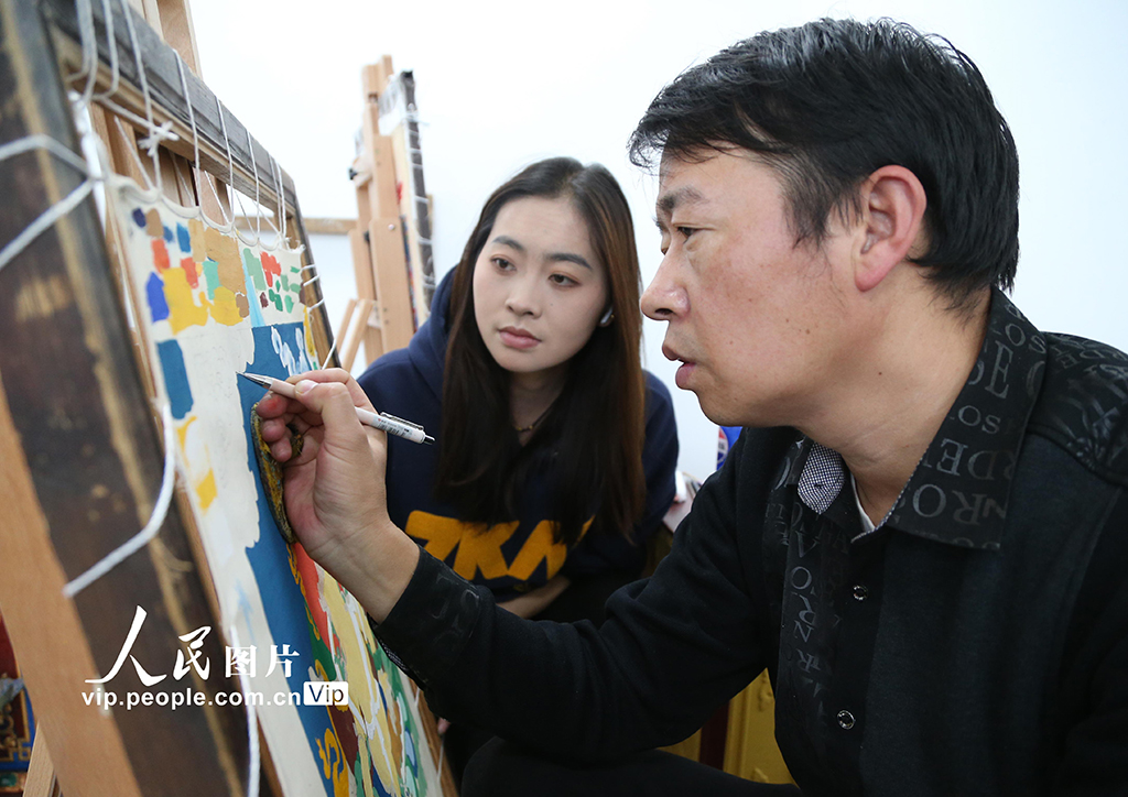 青海西寧:非遺唐卡“畫”進高校課堂