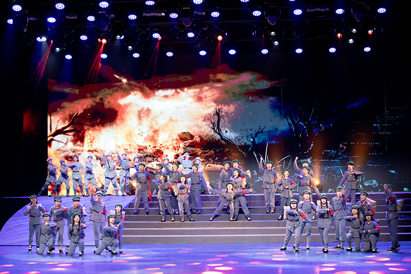 中國人民大學(xué)《先鋒·人大組歌》音樂舞蹈史詩首演。學(xué)校供圖