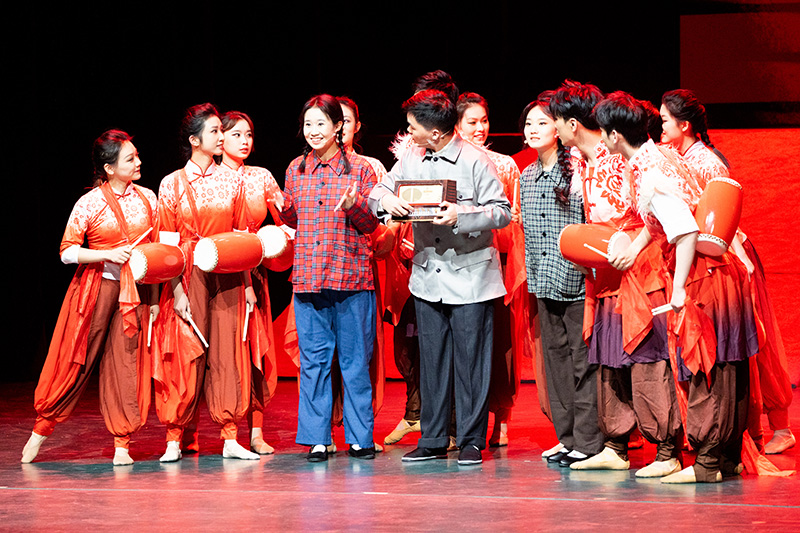 中國(guó)人民大學(xué)《先鋒·人大組歌》音樂(lè)舞蹈史詩(shī)首演。學(xué)校供圖