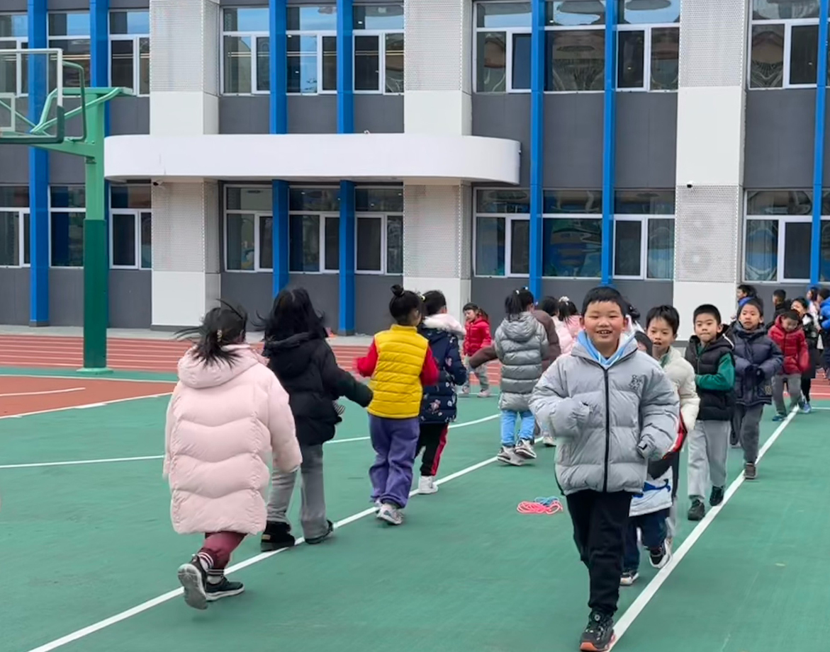 一年級的同學(xué)課間跑步 。學(xué)校供圖