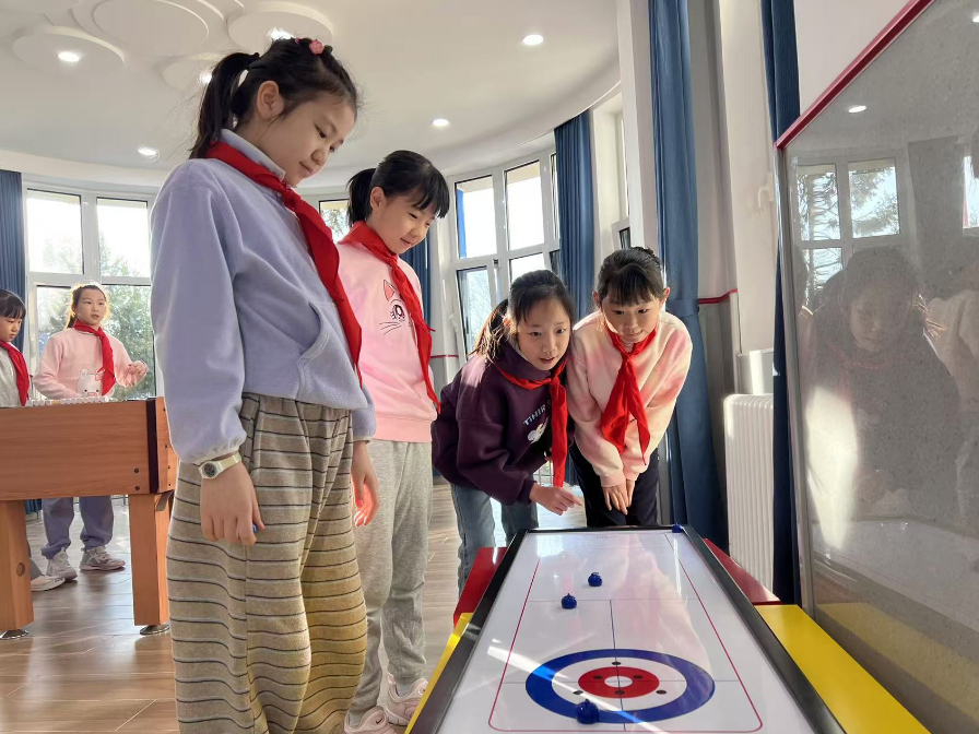 學(xué)生們在少先隊大廳進行課間活動。人民網(wǎng) 白炅攝