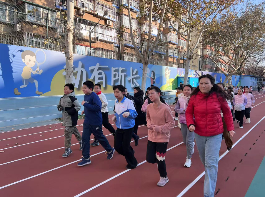 學(xué)生們在班主任陪同下跑步。人民網(wǎng) 白炅攝