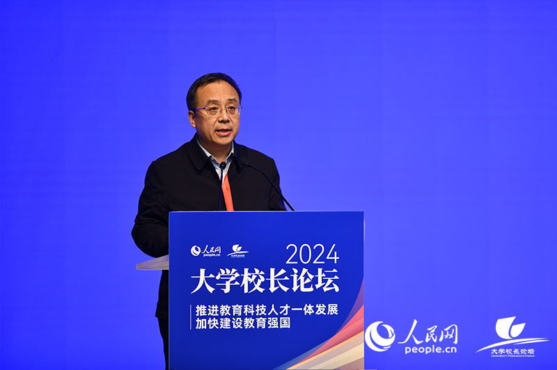 北京外國(guó)語(yǔ)大學(xué)黨委副書(shū)記賈德忠。人民網(wǎng)記者 任峰濤攝