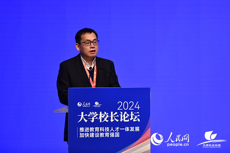 山東財經(jīng)大學黨委副書記、校長洪俊杰。人民網(wǎng)記者 任峰濤攝