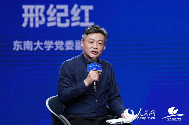 東南大學黨委副書記邢紀紅。人民網(wǎng)記者 嚴川吉雨攝