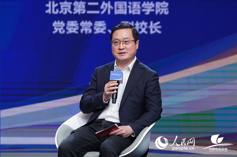 北京第二外國語學(xué)院黨委常委、副校長鄭承軍。人民網(wǎng)記者 嚴川吉雨攝