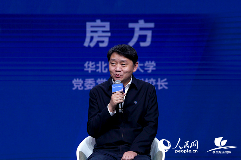 華北電力大學(xué)黨委常委、副校長房方。人民網(wǎng)記者葛泰佚攝