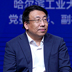     劉挺    哈爾濱工業(yè)大學黨委常委、副校長數字化時代將實現教育規(guī)?；徒逃齻€性化兩個維度的結合。同時，要在學習過程中擁抱大模型，使用大模型工具，不斷提高自己的信息素養(yǎng)。